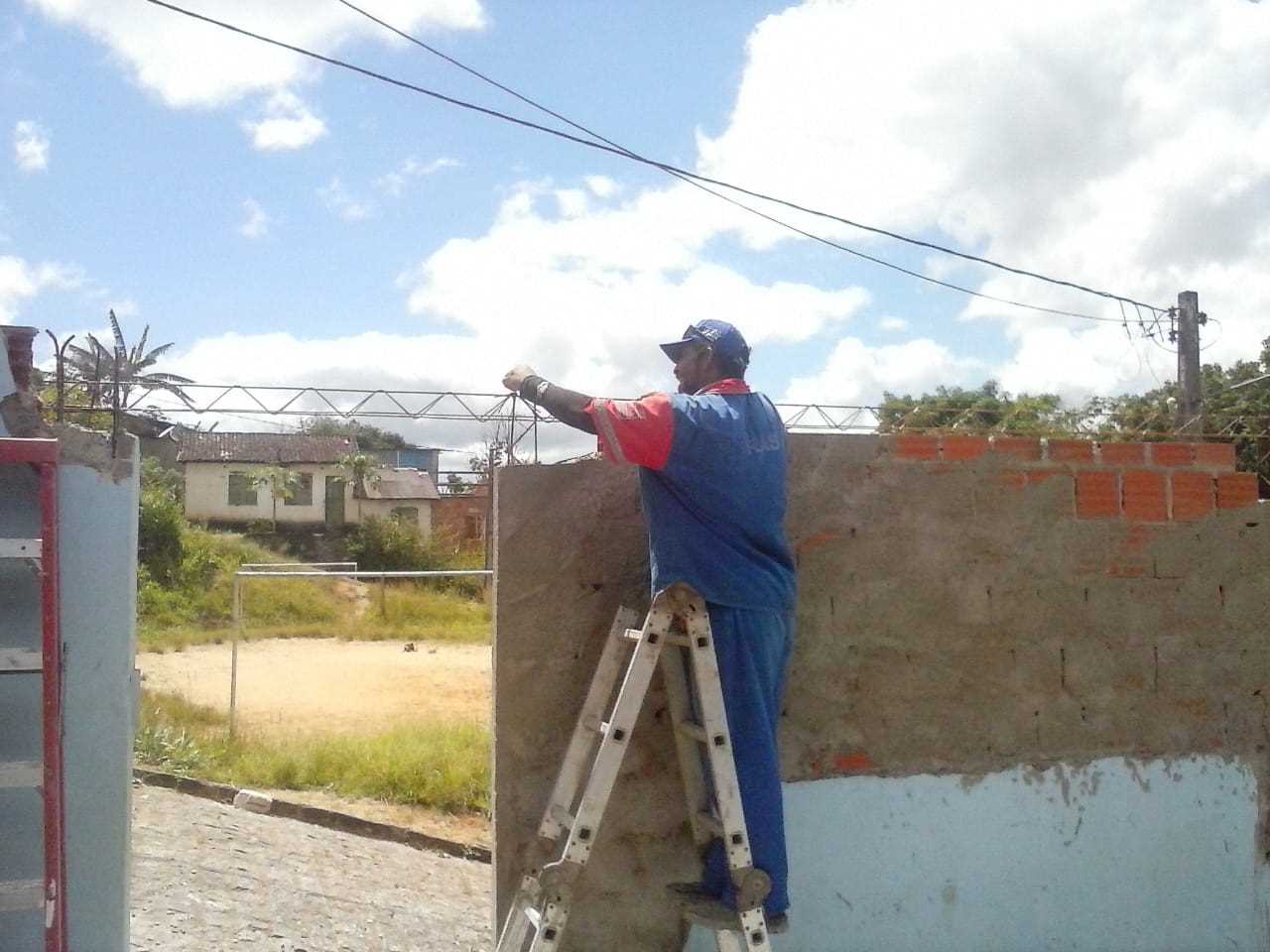 A Secretaria de Educação iniciou a construção do muro do terreno lateral na Creche Gracinha Loureiro